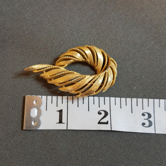 VTG Lisner brooch gold swirl textured 3d - Picture 2 of 10